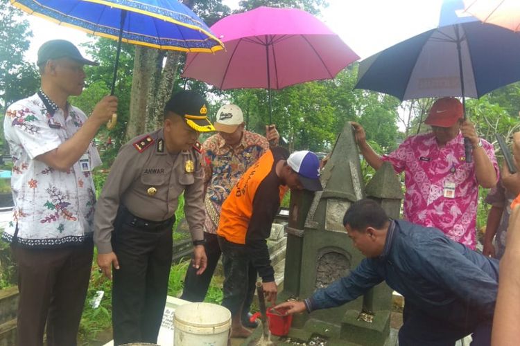 Pemkot Magelang mulai memperbaiki nisan-nisan makam yang diduga dirusak oleh orang tak dikenal di TPU Giri Darmoloyo, Kamis (3/1/2019).