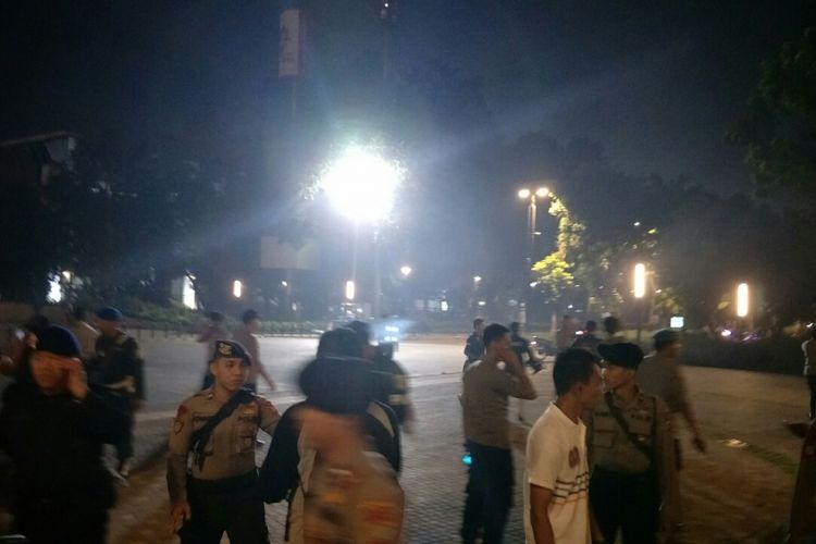 Tampak suasana pasca suara ledakam keras terdengar di area Nobar debat kedua Capres di Parkir Timur, Stadion Gelora Bung Karno, Jakarta Pusat, Minggu (17/2/2019).