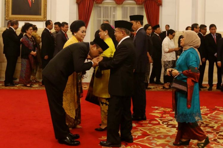 Menteri PAN RB saat mencium tangan Wakil Presiden Jusuf Kalla usai dilantik di Istana Negara Jakarta, Rabu (15/8/2018).