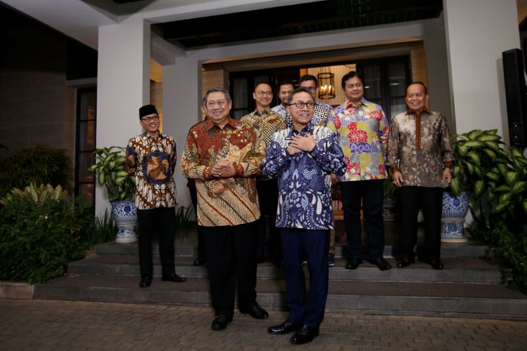 Ketua Umum Partai Demokrat Susilo Bambang Yudhoyono menerima rombongan Ketua Umum Partai Amanat Nasional, Zulkifli Hasan di kediamannya  di Mega Kuningan, Jakarta Selatan, Rabu (25/7/2018).