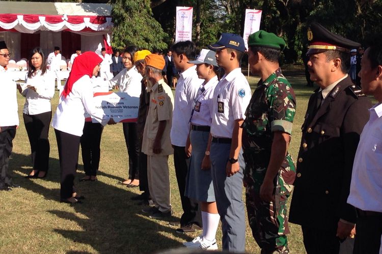 Dirut PT Jasa Marga (Persero) Tbk Desi Arryani menyerahkan bantuan kepada perwakilan veteran di Bali, Kamis (17/8/2017). Kegiatan ini merupakan salah satu rangkaian kegiatan BUMN Hadir untuk Negeri yang rutin diselenggarakan setiap tahun.