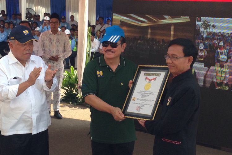 Kementerian PUPR menerima penghargaan rekor MURI atas kegiatan sertifikasi terhadap 3.255 pekerja konstruksi secara serentak. Penghargaan diserahkan di Stadion Gelora Bung Karno (GBK) Senayan, Jakarta, Senin (21/8/2017).