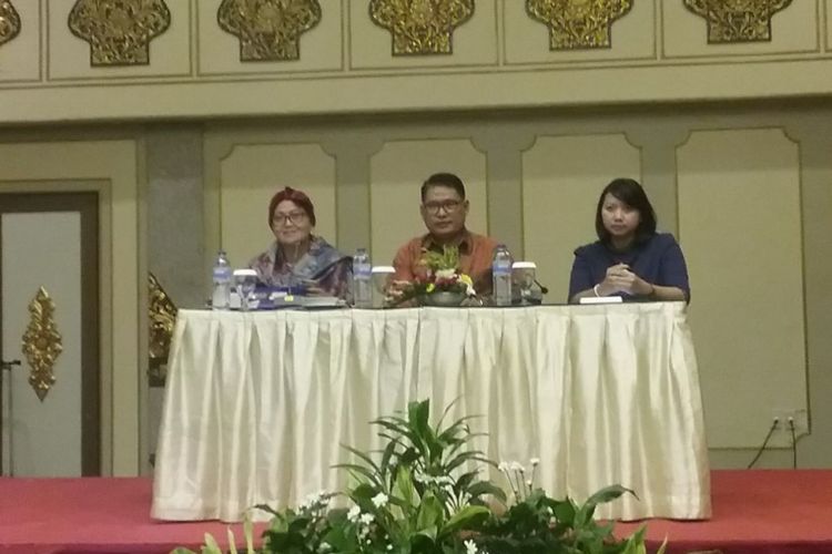 Ketua Lembaga Perlindungan Saksi dan Korban (LPSK) Abdul Haris Semendawai (tengah) memberikan pernyataan ke media di sela-sela seminar memperingati sembilan tahun LPSK, Jakarta, Rabu (29/11/2017).