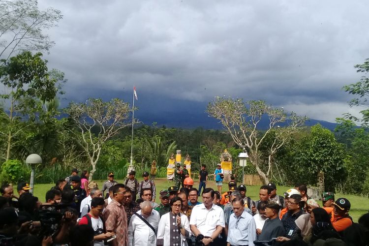 Menko Maritim Luhut Binsar Pandjaitan bersama Menkeu Sri Mulyani dan Gubernur BI Agus Martowardjojo saat mengunjungi pos pemantauan Gunubg Agung di Rendang, Karangasem, Bali pada Jumat (22/12/2017).