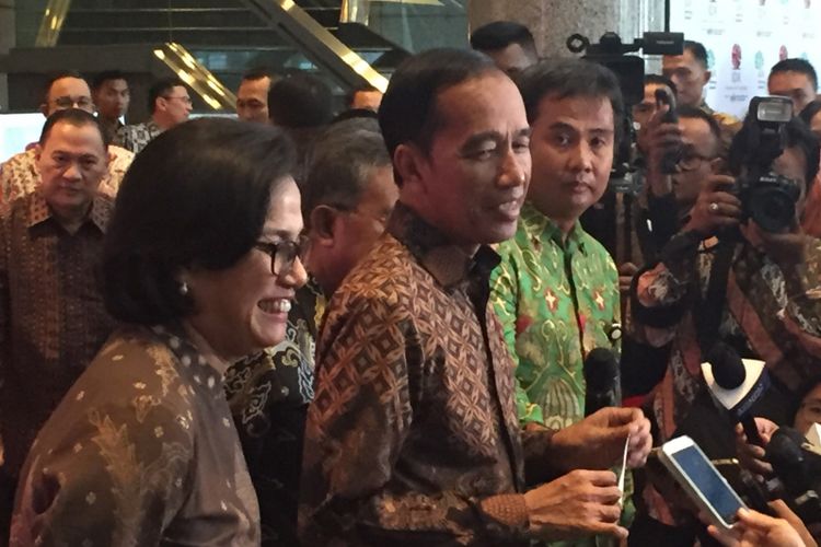 Presiden Joko Widodo bersama sejumlah menterinya saat menghadiri penutupan perdagangan 2017 di gedung Bursa Efek Indonesia, Jumat (29/12/2017). 