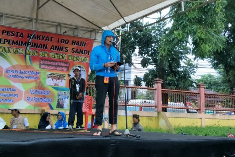 Wakil Gubernur DKI Jakarta Sandiaga Uno saat hadir ke bazar OK OCE di Lapangan Bola Wijaya Kusuma, Palmerah, Minggu (28/1/2018). 