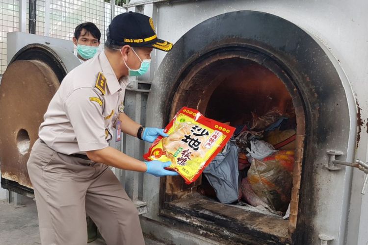 Pemusnahan Benih Kedelai Terjangkit Virus asal Taiwan oleh Karantina Soekarno Hatta, Senin (29/1/2018).