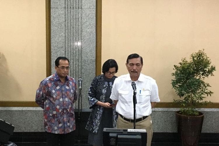 Menteri Perhubungan Budi Karya Sumadi, Menteri Keuangan Sri Mulyani Indrawati, serta Menko Kemaritiman Luhut Binsar Pandjaitan usai RKA Kemenhub tahun 2019, di Jakarta, Kamis (1/2/2018)