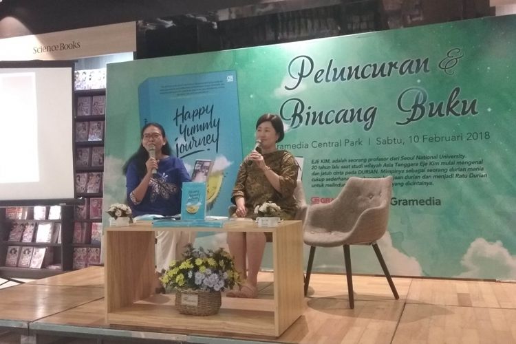 Eje Kim (kanan), seorang profesor asal Korea Selatan yang mencintai durian Indonesia sedang menjelaskan kecintaannya pada Indonesia, dalam acara launching bukunya Happy Yummy Journey, di Gramedia Central Park, Jakarta, Sabtu (10/2/2018).