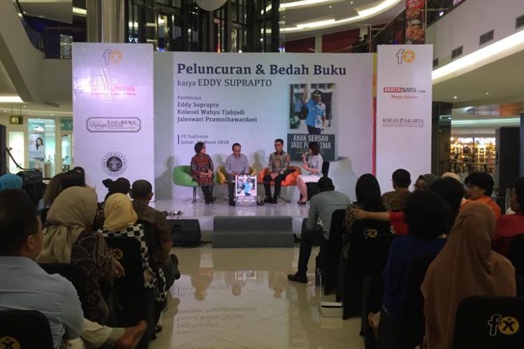 Penulis buku Anak Sersan Jadi Panglima, Eddy Suprapto di gelaran bedah buku yang diselenggarakan Komunitas Kebaya Kopi dan Buku di FX Sudirman, Jakarta, Jumat (16/3/2018).