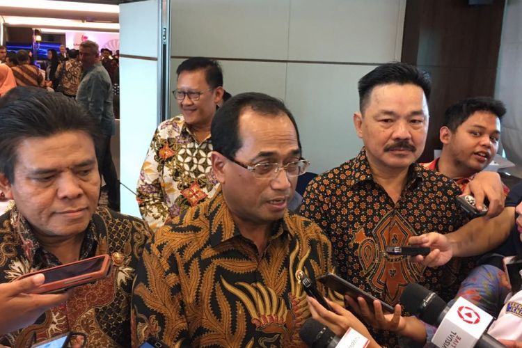 (tengah) Menteri Perhubungan Budi Karya Sumadi di Hotel Indonesia Kempinski, Jakarta, Kamis (29/3/2018)