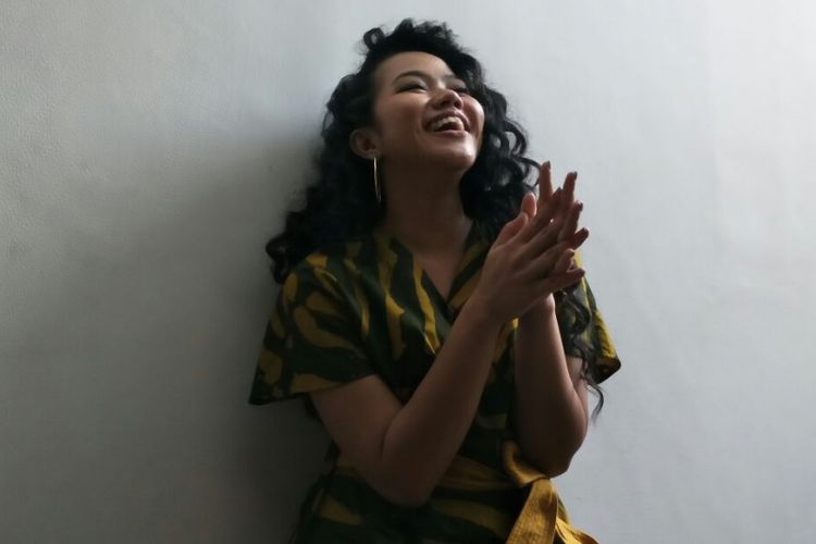 Yura Yunita berpose saat jumpa pers peluncuran klip video Harus Bahagia di Kopi Nalar Kafe, Kebayoran, Jakarta Selatan, Selasa (3/4/2018)