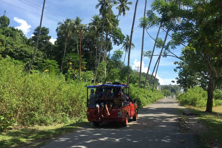 Akses jalan menuju obyek wisata Tanjung Waka di Kepulauan Sula, Maluku Utara, Jumat (13/4/2018). 