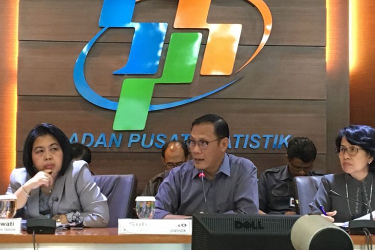 Kepala Badan Pusat Statistik (BPS) Suhariyanto (tengah) saat merilis perkembangan ekspor-impor Maret 2018 dan perkembangan ekonomi kuartal I/2018 di kantornya, Senin (16/4/2018).