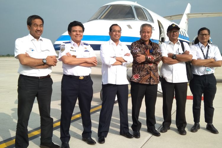 Menteri Perhubungan Budi Karya Sumadi ketika mendarat di Bandara Kertajati, Majalengka untuk melakukan peninjauan bandara dan persiapan fasilitas pemberangkatan jamaah haji, Selasa (17/4/2018).