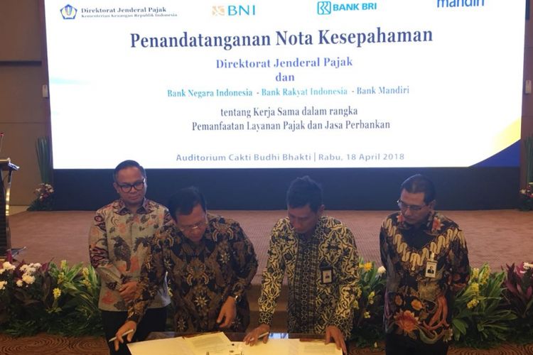 Penandatanganan kesepakatan kerjasama oleh Dirjen Pajak Robert Pakpahan dengan Dirut BRI Suprajarto, Dirut Bank Mandiri Kartika Wirjoatmodjo, serta Wadirut BNI Herry Sidharta, Rabu (18/4/2018)