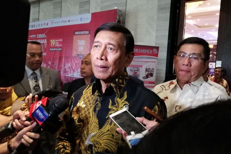 Menko Polhukam Wiranto usai diundang untuk membuka seminar yang digelar Asosiasi Masyarakat Baja Indonesia (AMBI), di Hotel Bidakara, Kamis (19/4/2018).