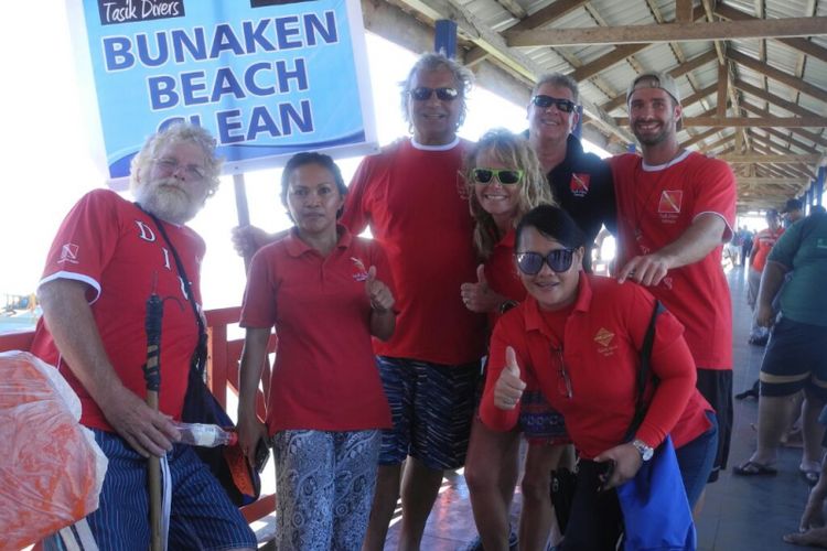 Wisatawan mancanegara dari beberapa resort dan dive center yang terlibat dalam kegiatan Malendong Bersih-bersih Bunaken, di kawasan Taman Nasional Bunaken, Sabtu (28/4/2018)