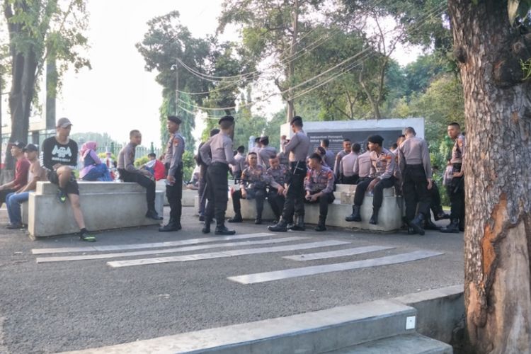 Polisi melakukan penjagaan di sejumlah titik di kawasan car free day  (CFD) atau hari bebas kendaraan bermotor di ruas jalan Sudirman-Thamrin, Jakarta Pusat. Hal ini dilakukan untuk mengamankan deklarasi #2019GantiPresiden yang rencananya akan digelar hari ini, Minggu (6/5/2018).