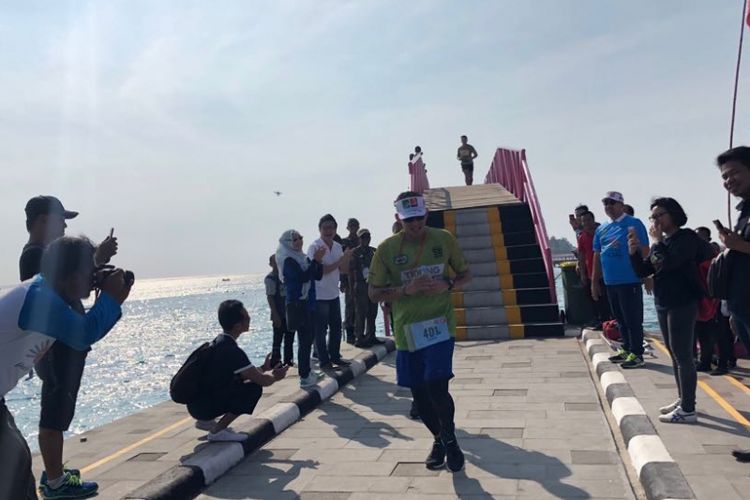 Wakil Gubernur DKI Jakarta Sandiaga Uno ikut bertanding dalam Tidung Aquathlon, Minggu (6/5/2018). 