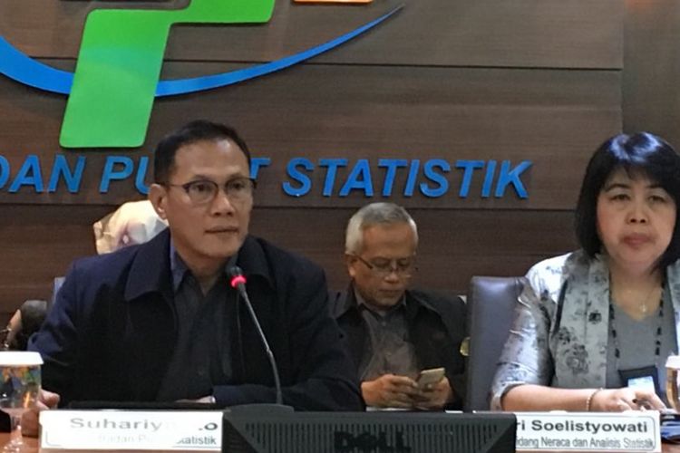 Kepala Badan Pusat Statistik Suhariyanto bersama jajarannya saat menyampaikan pertumbuhan ekonomi kuartal I 2018 melalui konferensi pers di kantornya, Jakarta Pusat, Senin (7/5/2018).