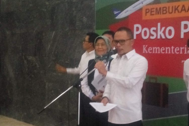 Menteri Tenaga Kerja Hanif Dhakiri saat meresmikan posko pengaduan THR, Senin (28/5/2018).