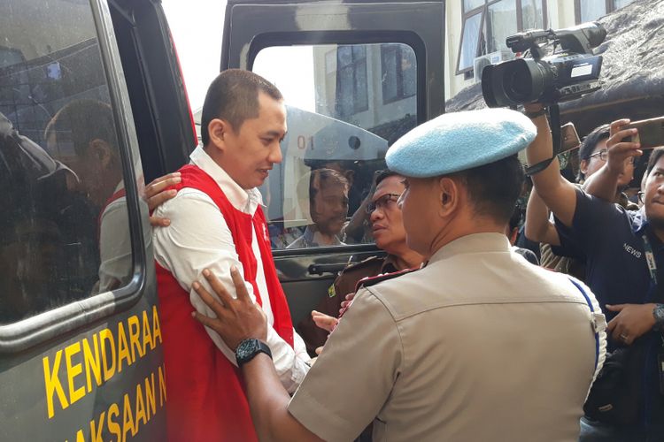 Direktur Utama PT First Anugerah Karya Wisata Andika Surachman tiba di Pengadilam Negeri Depok sebelum sidang vonis, Senin (30/5/2018).