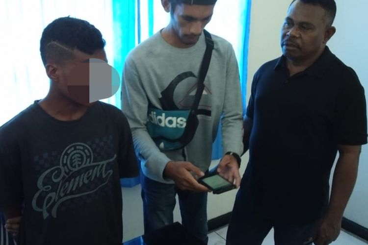 IW (19) salah seorang pelaku penganiayaan terhadap dua sopir angkot di sebuah dusun Desa Hitu, Kecamatan Leihitu Kabupaten Maluku Tengah diamankan polisi, Sabtu (2/6/2018)