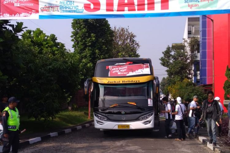 Sebanyak 500 pemudik mengikuti program Mudik Bareng Len Industri. Mereka mudik menggunakan 10 bus dengan tujuan Solo, Yogyakarta, Semarang, Cilacap, dan Lampung.