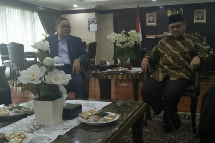 Sudirman Said dan Zulkifli Hasan di Kompleks Parlemen, Senayan, Jakarta, Jumat (29/6/2018)