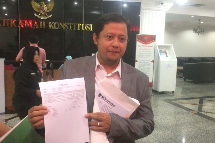 Analis sosiologi politik dari Universitas Negeri Jakarta Ubedilah Badrun usai mendaftarakan permohonan penolakan uji materi UU Pemilu di Gedung Mahkamah Konstitusi, Jakarta, Selasa (24/7/2018).