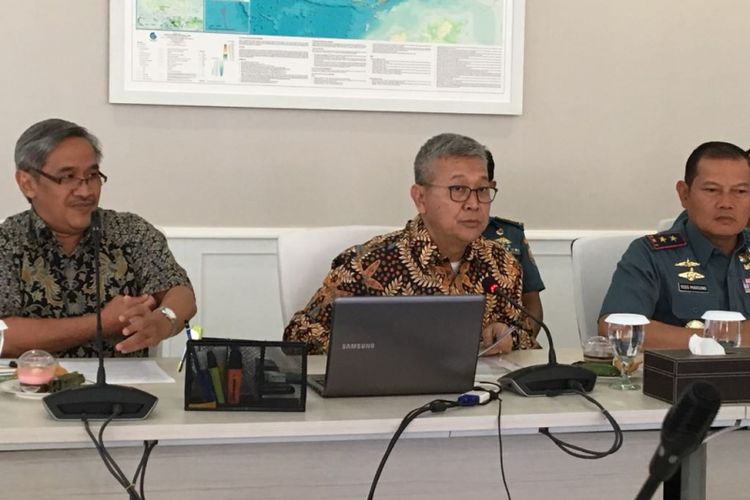 Suasana konferensi pers tentang penangkapan ikan pelaku illegal fishing di Kementerian Kelautan dan Perikanan (KKP), Selasa (31/7/2018). Turut hadir Sekretaris Jenderal KKP Nilanto Perbowo (tengah) dan Panglima Komando Angkatan Armada RI Kawasan Barat (Pangarmabar) Laksamana Muda Yudo Margono (kanan)