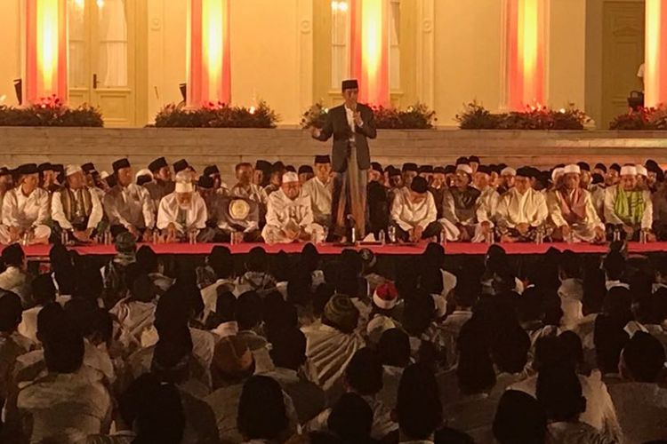 Presiden Joko Widodo saat menghadiri dzikir bersama dalam rangka menyambut bulan kemerdekaan RI di Istana Presiden Jakarta, Rabu (1/8/2018).