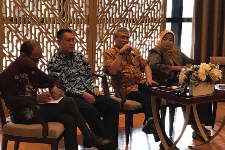 Suasana diskusi yang diadakan Institute for Development of Economics and Finance (INDEF) di Jakarta Selatan, Rabu (29/8/2018). Para pembicara (dari kiri ke kanan) Wakil Direktur INDEF Eko Listiyanto, dosen Fakultas Ekonomi UI Muliadi Wijaya, ekonom INDEF Didik Rachbani, dan Direktur Eksekutif INDEF Enny Sri Hartati.