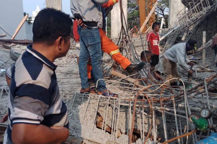 Suasana proses evakuasi pekerja bangunan yang terjebak akibat runtuhnya proyek rumah tinggal di Pantai Indah Kapuk, Sabtu (15/9/2018).