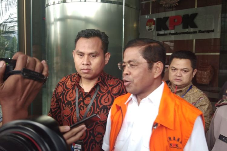 Tersangka kasus dugaan suap terkait kesepakatan kontrak kerja sama pembangunan PLTU Riau-1 di Provinsi Riau, Idrus Marham di KPK, Jakarta, Rabu (19/9/2018)