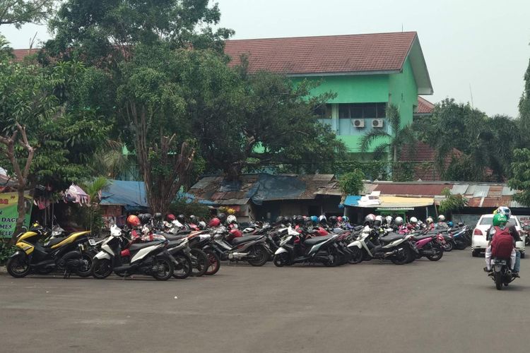 Parkiran motor di TPU Menteng Pulo, Jakarta Selatan.