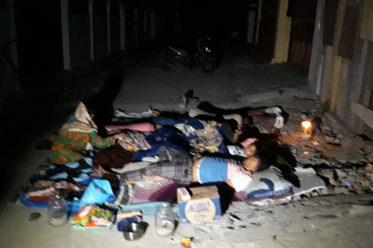 Warga Perumahan Palupi memilih tidur di tengah jalan untuk menghindari gempa susulan