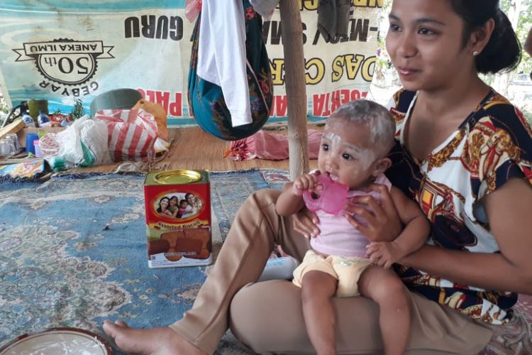 Bayi Alya bersama ibunya, Ainun Rizki, di penampungan pengungsi di Kelurahan Balaroa, Palu Barat.