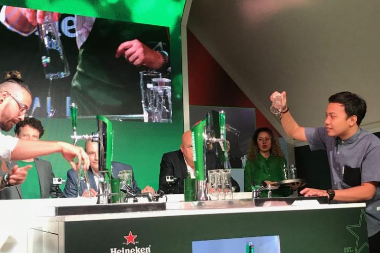 Bartender dari Indonesia, M.Fauzi Rahman (kanan) dalam kompetisi final Heineken Global Bartender Competition 2018 di Amsterdam.