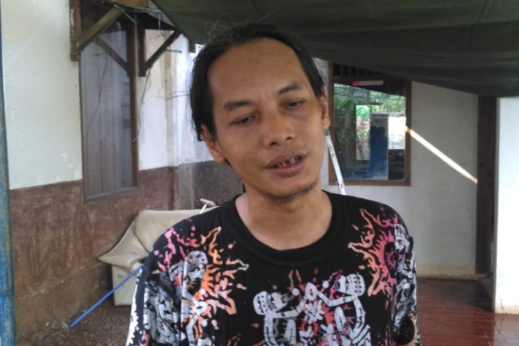 Putra pertama Titi Qadarsih, Indra Q, saat ditemui di rumah duka tempat jenazah Titi Qadarsih disemayamkan di kawasan Cinangka, Sawangan, Depok, Jawa Barat, Selasa (22/10/2018).