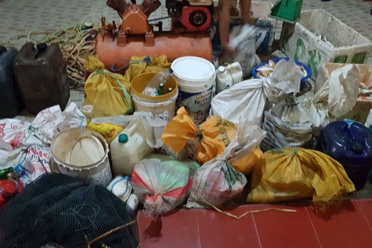 Polres Luwu mengamnakan barang bukti bahan peledak yang kerap digunakan nelayan untuk menangkap ikan di dusun Ulo-ulo, kecamatan Belopa, kabupaten Luwu, Kamis (15/11/2018)