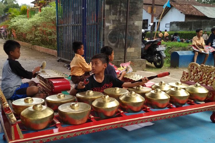 Sejumlah siswa SD Wanurejo sedang latihan musik karawitan untuk menghibur pelari Bank Jateng Borobudur Marathon 2018, Sabtu (17/11/2018).