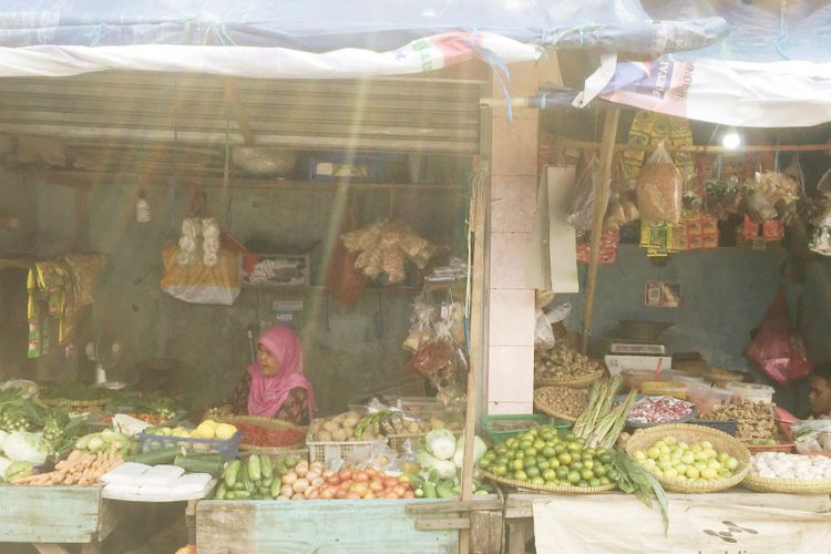 Pedagang Sayuran sepi pembeli, di Pasar Cisalak, Jalan Koja, Depok, Rabu (21/11/2018).