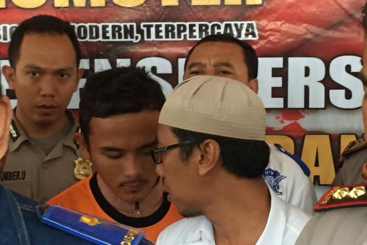 Polres Metro Tangerang menetapkan sopir pikap yang terbalik di Cipondoh, Rizki Fahmi Adzim (20), sebagai tersangka. Rizki dikenakan Pasa 310 ayat 3 dan 4 juncto Pasal 160 ayat 1 juncto Pasal 137 ayat 4 Undang-Undang Nomor 22 Tahun 2009 dengan ancaman pidana penjara enam tahun, Rabu (28/11/2018). 
