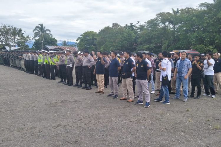 Personel TNI - Polri yang disiagakan di Mimika untuk mengantisipasi HUT OPM pada 1 Desember 2018. Ratusan personel ini saat mengikuti apel siaga di Lapangan Timika Indah,  Jumat (30/11/2018)