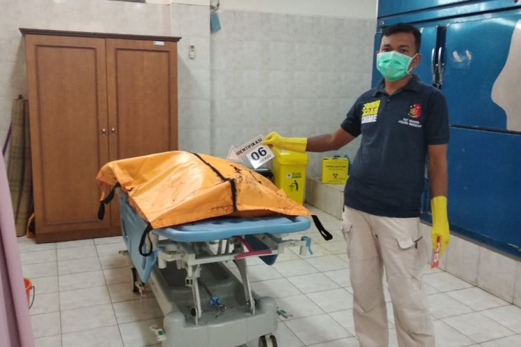 Pihak kepolisian Polda Riau melakukan identifikasi mayat korban yang ditemukan mengapung di kawasan perairan Selat Malaka di Kabupaten Bengkalis, Senin (3/12/2018).