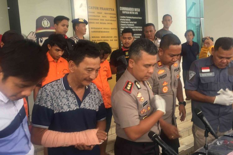 Tiga pelaku perampokan terhadap sopir taksi online Go-Car Yulianto (52), yakni Kamaludin (19), Imamudin (24), dan Abdullah (33), ditangkap di Kabupaten Sukabumi, Jawa Barat, Jumat (30/11/2018). Yulianto dirampok oleh ketiga pelaku di  Bintaro, Tangerang Selatan, Selasa (27/11/2018) malam.