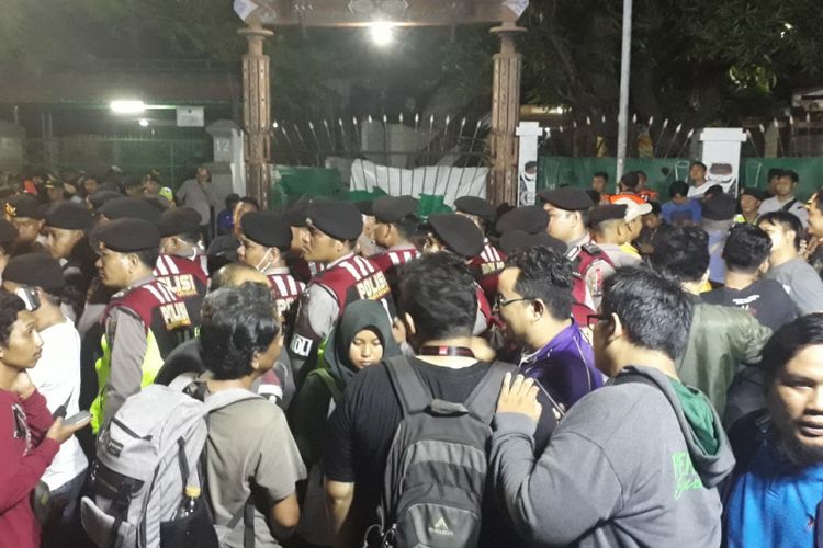 Asrama mahasiswa Papua di Surabaya dikepung polisi, Minggu (2/12/2018) malam.