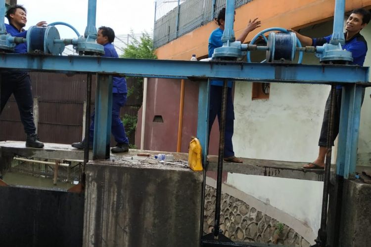 Dua pompa air mobile yang dipasang oleh Sudin SDA Jakarta Timur untuk mengantisipasi banjir di wilayah Cakung, Selasa (4/12/2018)